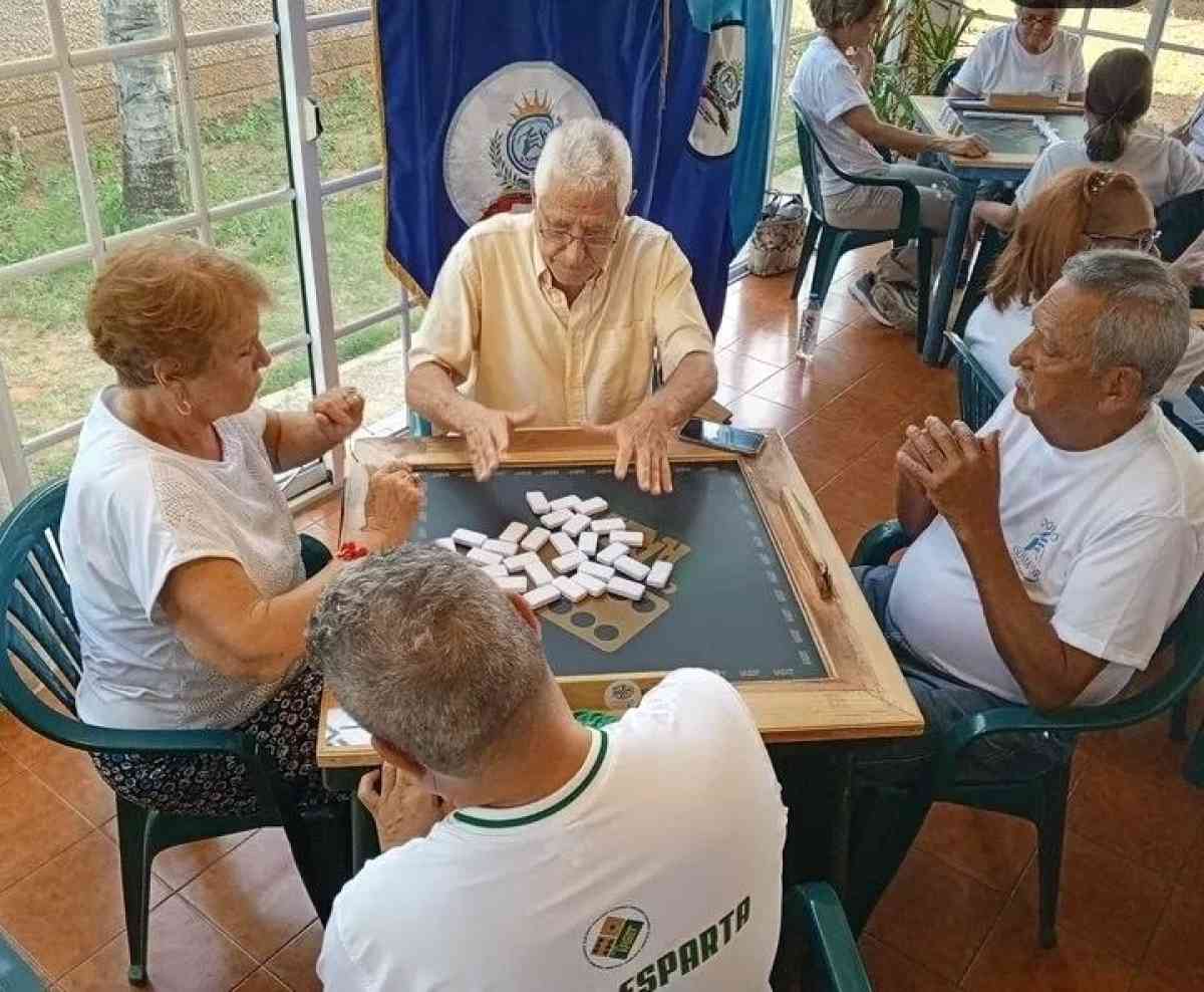 Mover la Ficha, Despertar la Mente: Los Grandes Beneficios de Jugar Dominó